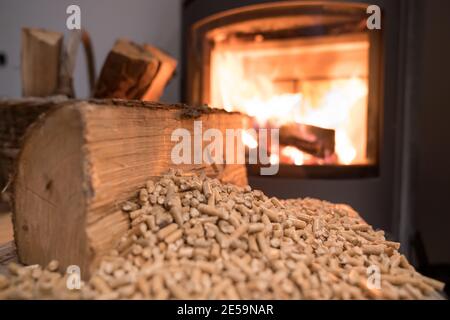 Holzofen Heizung mit im Vordergrund Holzpellets - wirtschaftlich Heizsystemkonzept Stockfoto