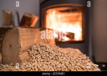 Holzofen Heizung mit im Vordergrund Holzpellets - wirtschaftlich Heizsystemkonzept Stockfoto