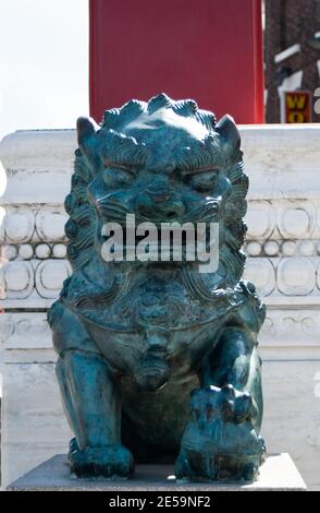 China Town Arch Guardian Lion Bronze Statue - China Town Liverpool, England, Großbritannien Stockfoto