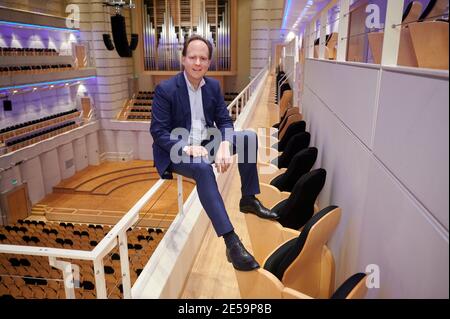 25. Januar 2021, Nordrhein-Westfalen, Dortmund: Raphael von Hoensbroech, künstlerischer Leiter des Konzerthauses Dortmund, in der Galerie des Konzertsaals. Foto: Bernd Thissen/dpa Stockfoto