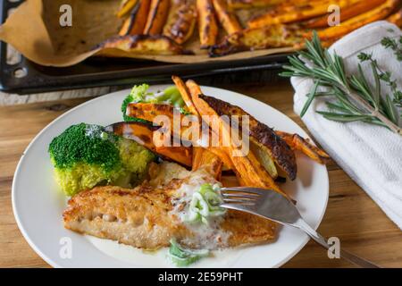 Fisch mit Süßkartoffeln und Brokkoli mit Sauce Stockfoto