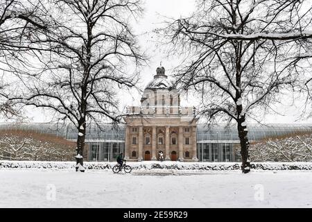 München, Deutschland. Januar 2021. Themenbild Winter in der Coronavirus-Pandemie. Harter Absperrblick vom Hofgarten bis zur Bayerischen Staatskanzlei nach Wintereinbruch. Stadt München am 26. Januar 2021. Quelle: dpa/Alamy Live News Stockfoto