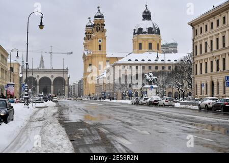 München, Deutschland. Januar 2021. Themenbild Winter in der Coronavirus-Pandemie. Harter Halt. Blick von der Leopoldstraße auf den fast menschenleeren Odeonsplatz in München mit Feldherrnhalle und Theatinerkirche am 26. Januar 2021. Quelle: dpa/Alamy Live News Stockfoto