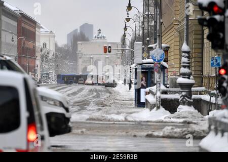 München, Deutschland. Januar 2021. Themenbild Winter in der Coronavirus-Pandemie. Harter Halt. Blick auf die fast leere Leopoldstraße mit Siegestor am 26. Januar 2021 nach Winterenbruch. Quelle: dpa/Alamy Live News Stockfoto