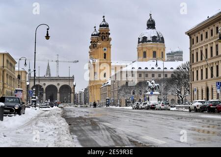 München, Deutschland. Januar 2021. Themenbild Winter in der Coronavirus-Pandemie. Harter Halt. Blick von der Leopoldstraße auf den fast menschenleeren Odeonsplatz in München mit Feldherrnhalle und Theatinerkirche am 26. Januar 2021. Quelle: dpa/Alamy Live News Stockfoto