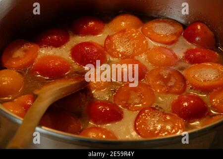 Marillenmarmelade Kochen Stockfoto