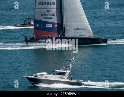 Auckland, Neuseeland, 27. Januar, 2021 - der von Terry Hutchinson und Dean Barker geleierte American Magic des New York Yacht Club kehrt zum ersten Mal auf das Wasser zurück, nachdem er vor 10 Tagen beim Round Robin Wettbewerb des Prada Cups dramatisch gekippt und ausgerockt wurde. American Magic wird das italienische Team Luna Rossa Prada Pirelli im Halbfinale des Prada Cup bestreiten, das am 29. Januar beginnt. Kredit: Rob Taggart/Alamy Live Nachrichten Stockfoto