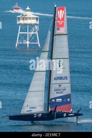 Auckland, Neuseeland, 27. Januar, 2021 - die American Magic des New York Yacht Club, von Terry Hutchinson befahren und von Dean Barker geführt, kehrt zum ersten Mal auf das Wasser zurück, nachdem sie vor 10 Tagen beim Round-Robin-Wettbewerb des Prada Cups dramatisch gekippt und ausgehöhlt haben. American Magic, die Bean Rock Leuchtturm im Waitemata Hafen passiert, wird Rennen italienischen Team Luna Rossa Prada Pirelli in der Prada Cup Halbfinale, die Januar 29 beginnen. Kredit: Rob Taggart/Alamy Live Nachrichten Stockfoto