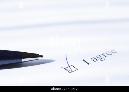 Stift und Vertragsklausel. Schwarz und Weiß. Stockfoto