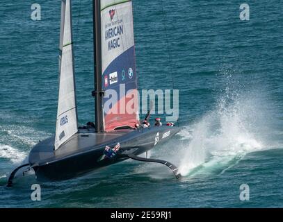 Auckland, Neuseeland, 27. Januar, 2021 - der von Terry Hutchinson und Dean Barker geleierte American Magic des New York Yacht Club kehrt zum ersten Mal auf das Wasser zurück, nachdem er vor 10 Tagen beim Round Robin Wettbewerb des Prada Cups dramatisch gekippt und ausgerockt wurde. American Magic wird das italienische Team Luna Rossa Prada Pirelli im Halbfinale des Prada Cup bestreiten, das am 29. Januar beginnt. Kredit: Rob Taggart/Alamy Live Nachrichten Stockfoto