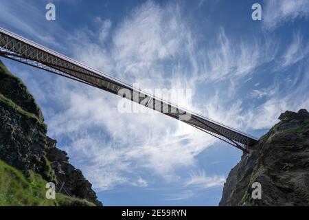 TINTAGEL, VEREINIGTES KÖNIGREICH - JULI 17 2020: Slate Bridge at Tintagel Castle Stockfoto