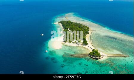 Kleine Insel Liguid mit wunderschönem Strand, Palmen durch türkisfarbenes Wasser Blick von oben. Little Cruz Island, Philippinen, Samal. Stockfoto
