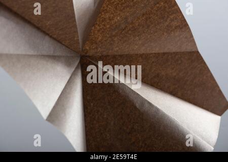 Beige Papier Geometrie Zusammensetzung. Abstrakter Hintergrund. Makroaufnahme. Speicherplatz kopieren. Stockfoto