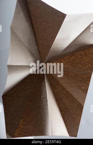 Beige Papier Geometrie Zusammensetzung. Abstrakter Hintergrund. Makroaufnahme. Speicherplatz kopieren. Stockfoto