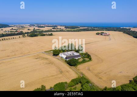 Drohne Blick auf Bauernhöfe und Felder auf Bornholm, Dänemark Stockfoto