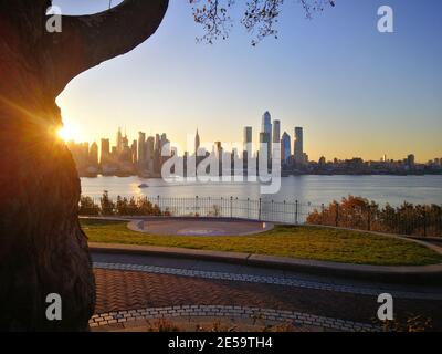 New York City, NY, USA - 04. November 2019. Sonnenaufgang Panorama von Manhattan von New Jersey. Stockfoto