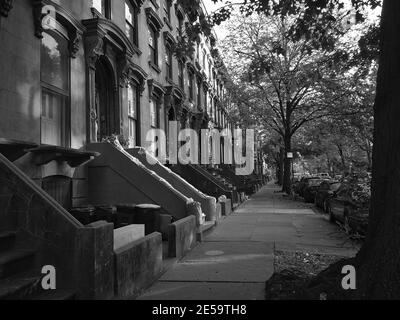 New York City im November 2019 - Brownstone Fassaden Reihenhäuser in Brooklyn. Stockfoto