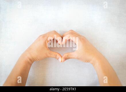 Hände Geste Herzform auf weißem isolierten Hintergrund mit Kopierraum. Konzept für Liebe, Hilfe, Freundlichkeit, spenden, Spender, Freiwillige, Herzgesundheit, ment Stockfoto