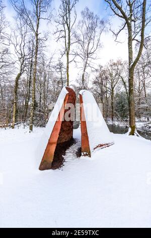 „Threshold“ von Natasha Rosling. Ein Spaziergang im Schnee entlang des Forest of Dean Sculpture Trail, Speech House Woods, Gloucestershire. Stockfoto