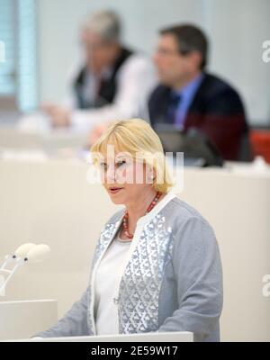 Potsdam, Deutschland. Januar 2021. Ulrike Liedtke, Präsidentin des Landtags Brandenburg, spricht zu Beginn der Landtagsversammlung zum "Gedenktag der Opfer des Nationalsozialismus". Quelle: Soeren Stache/dpa-Zentralbild/ZB/dpa/Alamy Live News Stockfoto