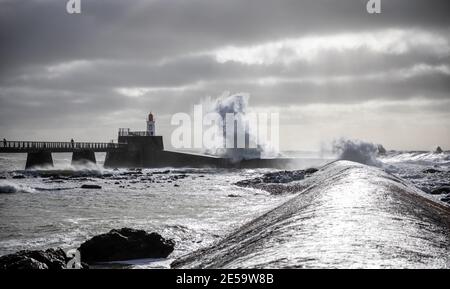 Sturm auf dem Wellenbrecher der großen Anlegestelle von Les Sables d'Olonne (Vendee, Frankreich) Stockfoto