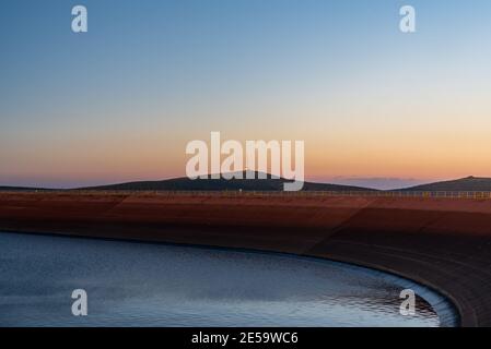 Praded Hügel und Petrovy kameny Felsformation aus Dlouhe strane Hügel mit Wasserreservoir in Jeseniky Gebirge in der Tschechischen republik Im Sommer Sonne Stockfoto