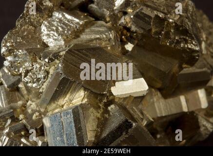 Die kubischen Kristalle von Eisenpyrit werden aufgrund ihrer Ähnlichkeit oft Fool's Gold genannt. Eisenpyrit ist die häufigste Form von Sulfid Stockfoto