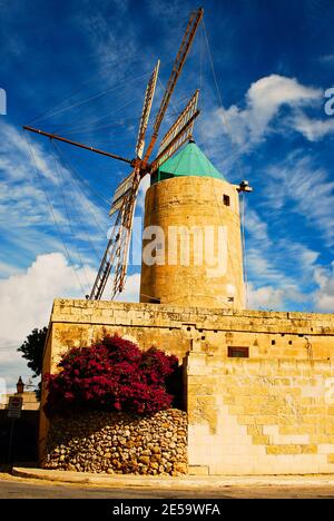 Windmühle Ta Kola Xaghra auf den maltesischen Inseln Gozo aus Sandsteinblöcken Stockfoto