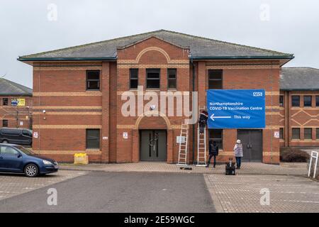 Das Aufstellen der Beschilderung für ein Covid-19 Massenimpfzentrum, Molton Park, Northampton, Großbritannien Stockfoto