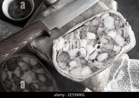Fleischvorspeise: Schweinebauch gefüllt mit Fleisch und Schmalz. Stockfoto
