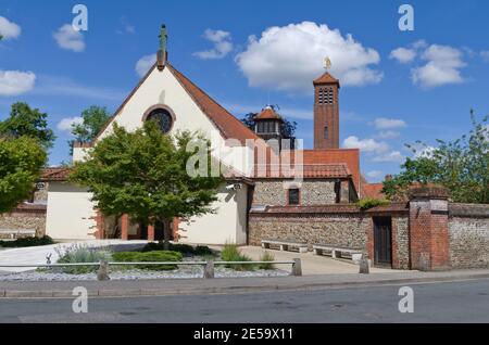 Eintritt in die Kirche des Heiligtums unserer Lieben Frau von Walsingham, Little Walsingham, Norfolk, Großbritannien Stockfoto