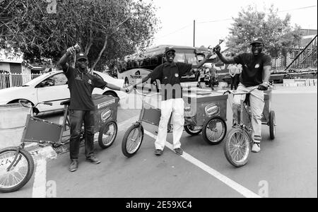 JOHANNESBURG, SÜDAFRIKA - 05. Jan 2021: Johannesburg, Südafrika, 19. September 2013, Händler auf Fahrrädern, die Eiszapfen in Soweto touri verkaufen Stockfoto