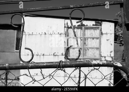 JOHANNESBURG, SÜDAFRIKA - Jan 05, 2021: Johannesburg, Südafrika, September 11, 2011, Blick auf Low-Income-Häuser in einem Vorort Soweto Nachbarschaft Stockfoto