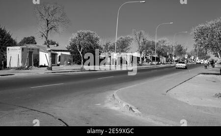 JOHANNESBURG, SÜDAFRIKA - 05. Jan 2021: Johannesburg, Südafrika, 11. September 2011, Menschen und Straßen in der Stadt Soweto Südafrika Stockfoto