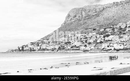 KAPSTADT, SÜDAFRIKA - 05. Jan 2021: Kapstadt, Südafrika - 13 2019. März: Rettungsschwimmer Training am Fish Hoek Strand Stockfoto