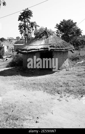 JOHANNESBURG, SÜDAFRIKA - 05. Jan 2021: Sabi Sabi, Südafrika - 5. Mai 2012: Traditionelle runde afrikanische Wohnung aus Lehm mit Strohdach Stockfoto