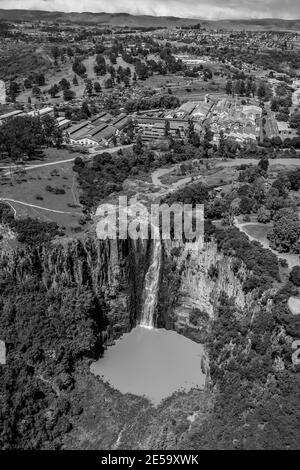 JOHANNESBURG, SÜDAFRIKA - 05. Jan 2021: Howick, Südafrika, 19. Oktober 2012, Luftaufnahme der Howick Falls in KwaZulu-Natal Südafrika Stockfoto