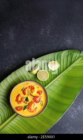 Garnelenmoilee, köstliche südindische Curry-Garnelensuppe mit Limette Stockfoto