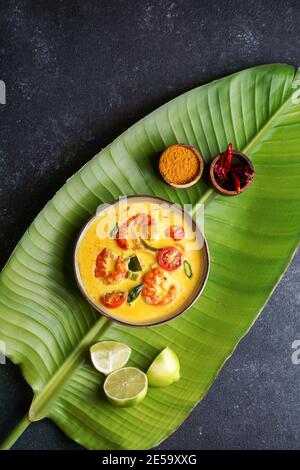 Garnelenmoilee, köstliche südindische Curry-Garnelensuppe mit Limette Stockfoto