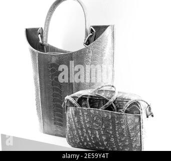 JOHANNESBURG, SÜDAFRIKA - 06. Jan 2021: Johannesburg, Südafrika - 27 2011. April: Handtaschen in einem up-Market Fashion Clothing Retail Store Stockfoto
