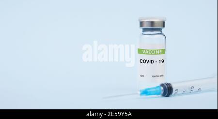 Impfstoff gegen Coronavirus, covid-19 Konzept. Auf blauem Hintergrund. Platz kopieren, Banner Stockfoto