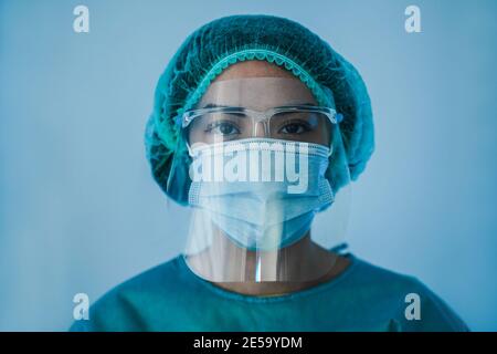 Portrait der jungen Krankenschwester Arbeit im Krankenhaus während Coronavirus Periode - Frau medizinische Arbeiter auf Covid-19 Ausbruch trägt Gesicht Schutzmaske Stockfoto
