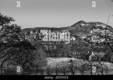 Schwarz-Weiß-Stadtblick auf Edinburgh Castle und Arthurs Seat (Schottland). Blick vom Corstorphine Hill. Stockfoto