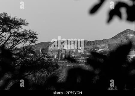 Schwarz-Weiß-Stadtblick auf Edinburgh Castle und Arthurs Seat (Schottland). Blick vom Corstorphine Hill. Stockfoto