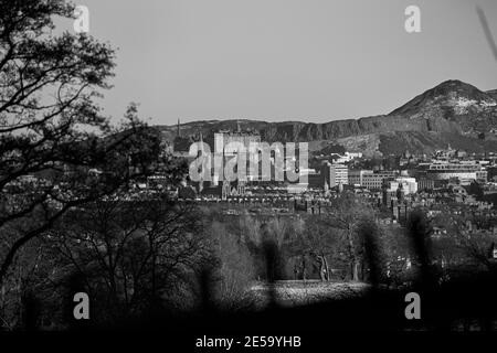 Schwarz-Weiß-Stadtblick auf Edinburgh Castle und Arthurs Seat (Schottland). Blick vom Corstorphine Hill. Stockfoto