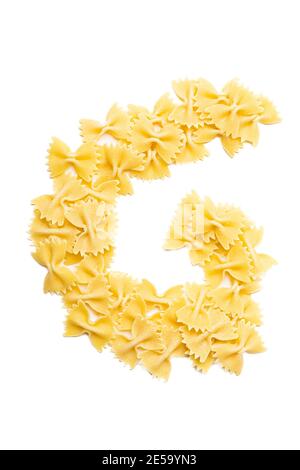 Buchstabe G des englischen Alphabets aus trockener Farfalle-Pasta auf weißem, isoliertem Hintergrund. Speisemuster aus Makkaroni. Helles Alphabet für Geschäfte. Stockfoto