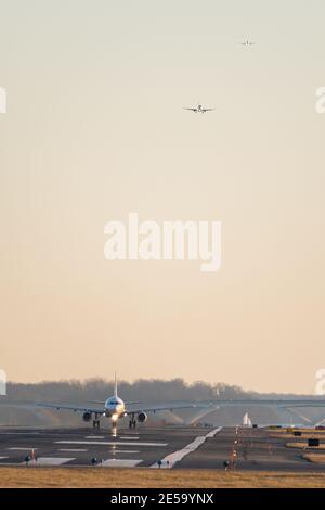 ARLINGTON, USA - 25. Januar 2021: Arlington, Virginia USA - 12. Januar 2020: Ein Flugzeug landet in DCA mit zwei Flugzeugen auf der Annäherung in der backgr Stockfoto