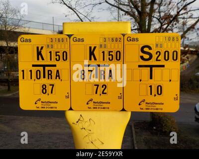 FRANKFURT, DEUTSCHLAND - 24. Januar 2021: Ein Schild mit der Kennzeichnung unterirdischer Gasleitungen und -Ventile in Frankfurt, Hessen, Deutschland. Die Nummern definieren die Lokation Stockfoto