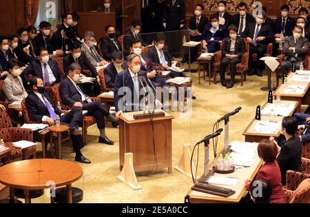 Tokio, Japan. Januar 2021. Der japanische Premierminister Yoshihide Suga beantwortet eine Frage auf der Sitzung des Haushaltsausschusses des Oberhauses am Mittwoch, dem 27. Januar 2021, im Nationaldiät in Tokio. Das Unterhaus hat am 26. Januar den dritten Nachtragshaushaltsplan für das Geschäftsjahr 2020 verabschiedet. Quelle: Yoshio Tsunoda/AFLO/Alamy Live News Stockfoto