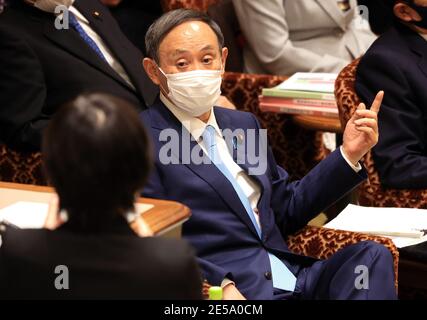 Tokio, Japan. Januar 2021. Der japanische Premierminister Yoshihide Suga reagiert auf einen oppositionellen Gesetzgeber bei der Sitzung des Haushaltsausschusses des Oberhauses am Mittwoch, dem 27. Januar 2021, beim Nationaldiät in Tokio. Das Unterhaus hat am 26. Januar den dritten Nachtragshaushaltsplan für das Geschäftsjahr 2020 verabschiedet. Quelle: Yoshio Tsunoda/AFLO/Alamy Live News Stockfoto